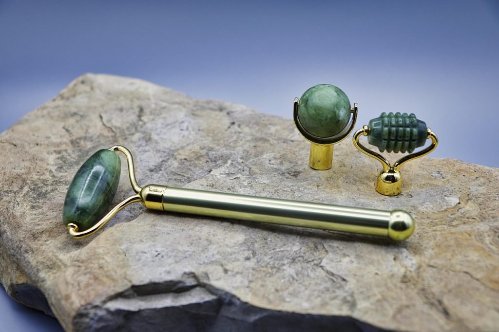 découvrez les bienfaits du jade roller pour une peau éclatante et revitalisée. un accessoire de beauté naturel pour un massage du visage apaisant et efficace.